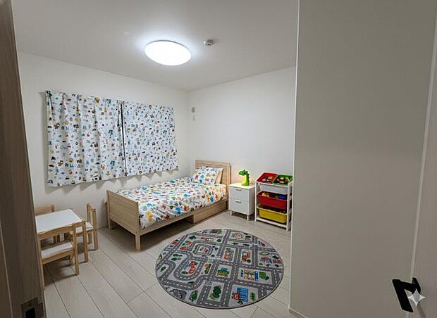 【【2-13号地　洋室】】【2-13号地　洋室】朝日がしっかりと入る、収納もあるシンプルな洋室です。（イメージ図です）