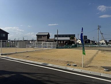 ＜3号地＞隣が分譲地内の公園で、遮るものが少ない伸びやかな住環境。広い空を身近に感じながら、家族がのびのびと暮らせます。撮影/2026年6月 