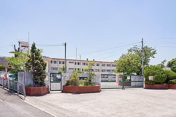 奈良市立三碓小学校（約880m・徒歩11分）