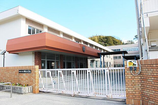 和歌山市立岡崎小学校(約650m)