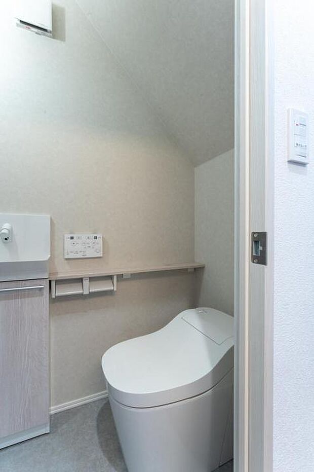 【栗東市小柿6号地分譲住宅外観】栗東市小柿6号地分譲住宅内観　１階階段下トイレ(2026.5撮影)