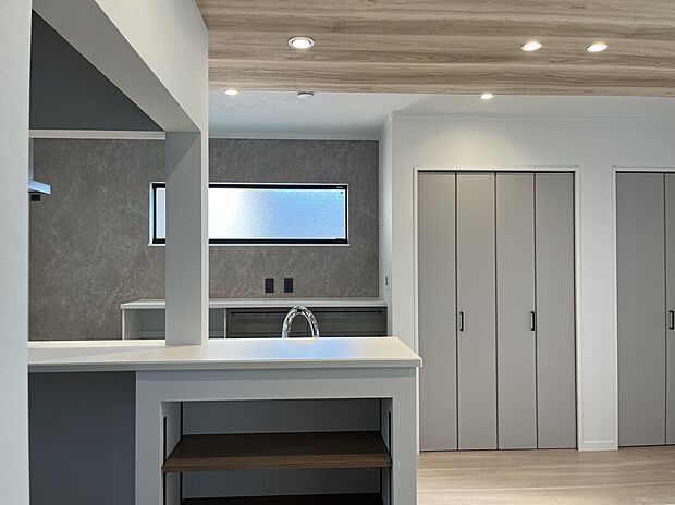 【当社施工例】収納豊富なキッチン回り。