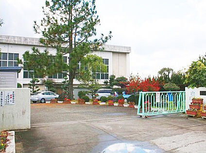 紀見東中学校 約2000m(徒歩25分（自転車で約10分）)