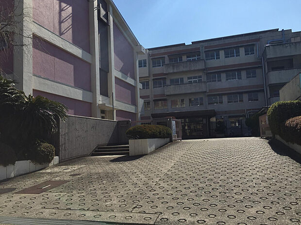 前山小学校（約1,700m）