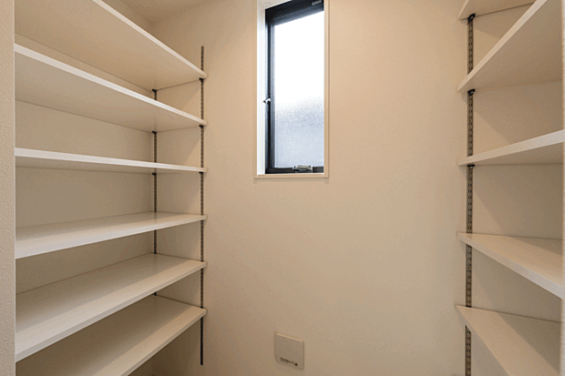 【【2号棟】パントリー】キッチン脇に広がるウォークインタイプのパントリー。
中に入って整理でき、収納力と使いやすさを兼ね備えています。
