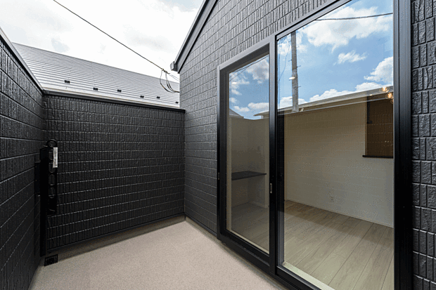 【【2号棟】バルコニー】プライバシーに配慮した安心のバルコニー。
洗濯物や布団干しはもちろん、ガーデニングも楽しめる空間です。