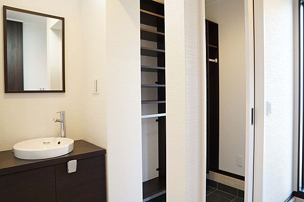 【玄関脇に洗面コーナーを設置した玄関施工例。】玄関脇の洗面コーナーが、外からの汚れを室内に持ち込まない快適な動線をつくる玄関。