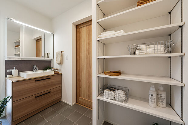 【収納がたっぷり設置された洗面コーナー施工例】タオルや日用品、ストック品まですっきりと収められる設計で、いつでも整った空間をキープできます。使いやすさに配慮した配置が、忙しい朝の身支度もスムーズにサポートします。