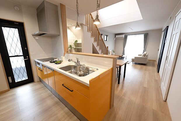 【1階約20帖LDK/A号地モデルハウス】
LDKは広々約20帖!キッチン・ダイニング・リビングが一直線に並び、見通しがよく開放的です。3面採光+吹抜けよりたっぷりと自然光が届きます。