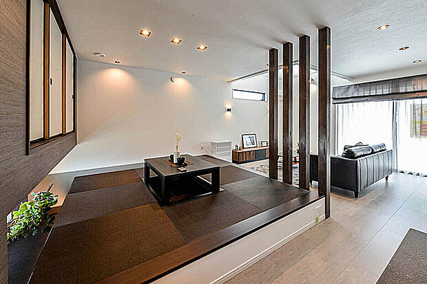 【当社施工例】
寒い季節にもうれしい掘りごたつのある和室。趣のある和の空間でゆったりとお寛ぎいただけます。小上がり設計で、大勢の来客時には段差を利用して腰かけてもらうこともできます。