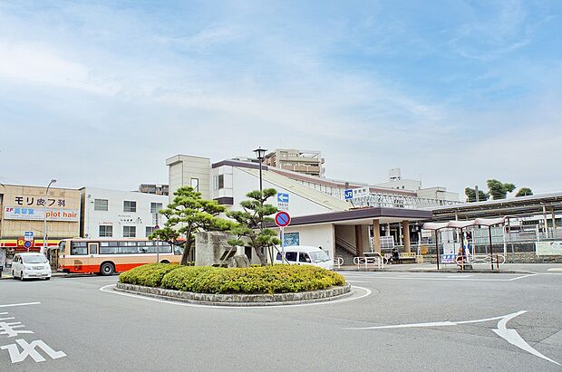 【駅チカで通勤通学が便利】JR山陽本線「宝殿」駅徒歩約11分。快速が停車し、新幹線や各種在来線が発着する「姫路」駅まで6駅で、帰省などの際にも便利です。神戸、大阪方面も乗換無しでアクセスいただけます。