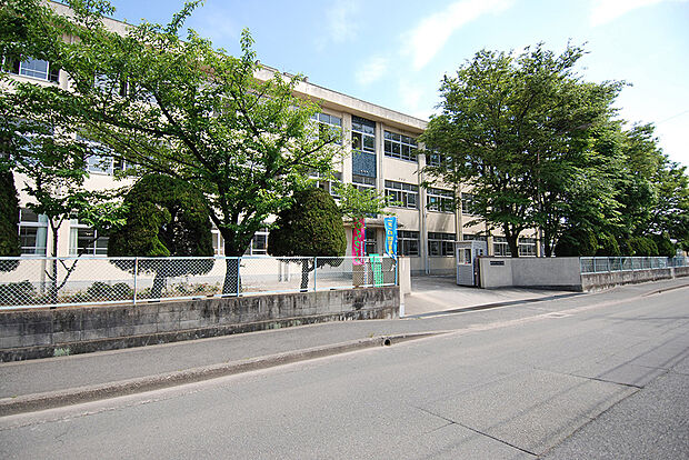 【学近でお子様の通学も安心】複数の保育園が徒歩6分圏内に揃い、小学校まで徒歩約7分、中学校まで徒歩約4分。鶴林寺公園や加古川河川敷など、自然に触れたりお子様が遊べるスポットも身近な立地です。