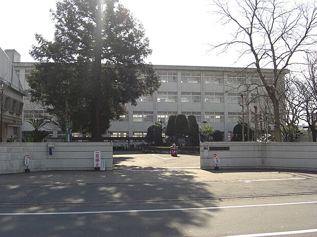 【氷丘南小学校まで徒歩約8分】小中学校が徒歩10分圏内、氷丘南幼稚園まで徒歩約12分。登園や通学がしやすい距離です。加古川市では学校周辺などに見守りカメラが設置され、安心して子育てができる取り組みも。