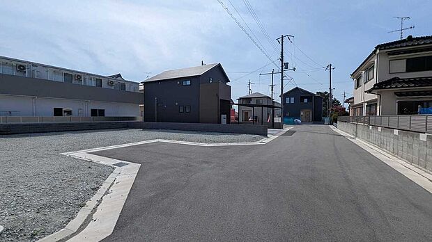 【【現地全景】】各区画と前面道路は高低差がなくフラットなため、お車の入出庫がしやすく、ベビーカーなどの出入りもスムーズに。第一種低層住居専用地域ならではの穏やかな住環境も魅力です。