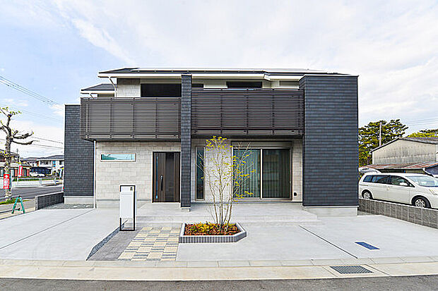 【【当社施工例】】スーパーウォール工法により高い断熱性・気密性を実現。太陽光発電(4.9kw)＋エネファームのＷ発電でお財布にも環境にも優しいお住まいです。駐車スペースを3台分確保しており、来客時にも◎