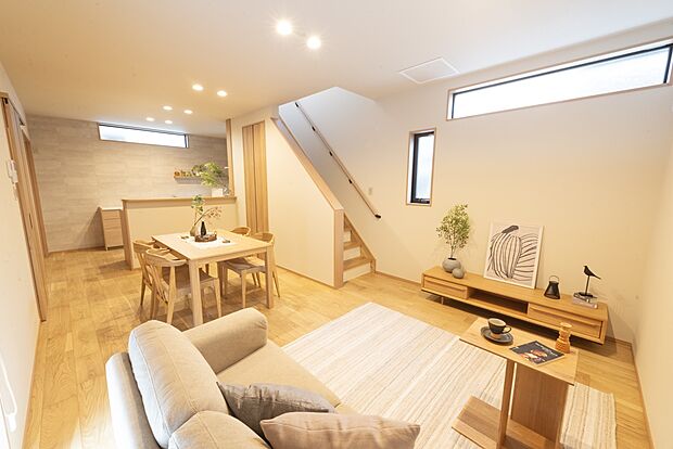 【【1階約15.5帖LDK/E号地モデルハウス】】キッチン、ダイニング、リビングをストレートに配置したLDKは伸びやかなI型。家具のレイアウトがしやすく、ちょうど良さが落ち着く団らん空間です。水回りを集約することで使いやすく、家事効率が良い動線に。