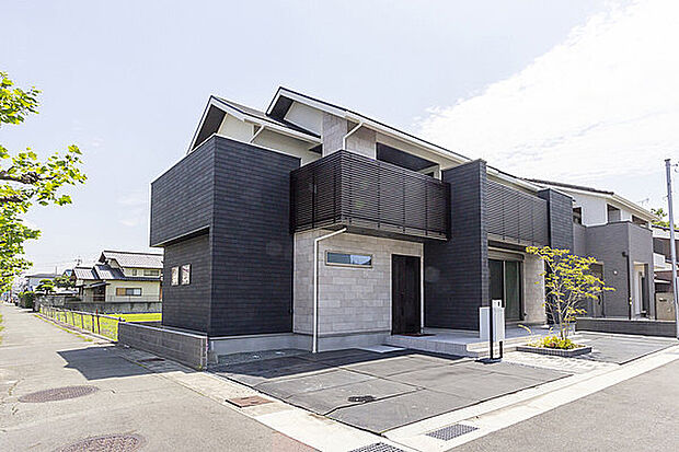 【【当社施工例】】南面にテラス、ワイドバルコニーを備えており、アウトドアリビングとしてもお使いいただけます。2階にはセカンドリビングもあり、おうち時間がより充実！駐車スペースを3台分確保しており、来客時にも◎