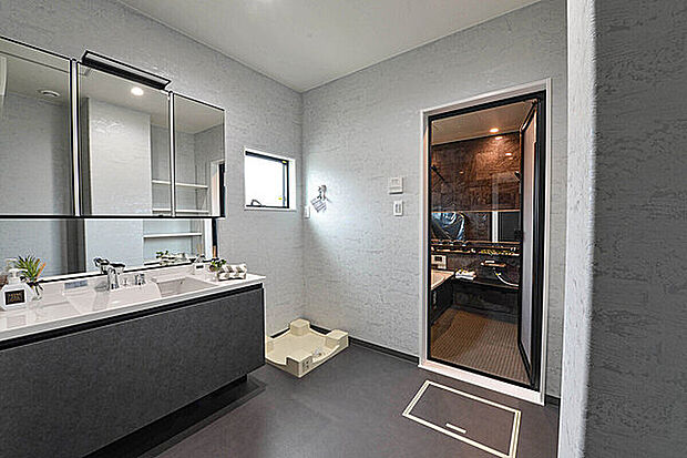 【【当社施工例】】ウォークスルー仕様の土間収納を向けて洗面室へ。キッチンからの近く、家事動線も◎リネン庫があり、タオルや洗面用品、洗剤などがすっきりと片付きます。洗面台は幅が広く、並んでお使いいただくことも。