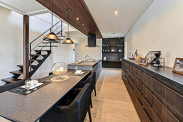 【【当社施工例】】LDKの主役は快適動線で使い勝手のよいアイランドキッチン。シックなカラートーンや横並びのダイニングが統一感を生み、さらに空間をスタイリッシュに演出します。足元には床暖房を備え、寒い季節も快適に。