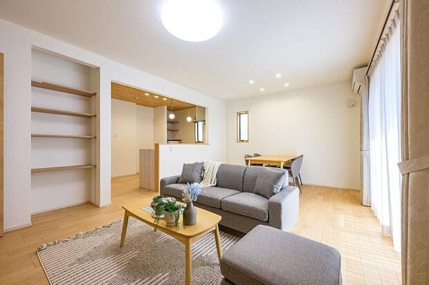 No.1
家族が自然と集まる一体型ＬＤＫ。
リビングには家族のライブラリーとしても使えるオープン棚を設けてあります。