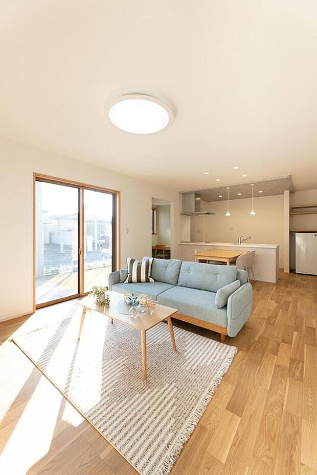 【No.11】リビング
明るく日当たりのよいリビング。家族が自然と集まるLDK一体型です。