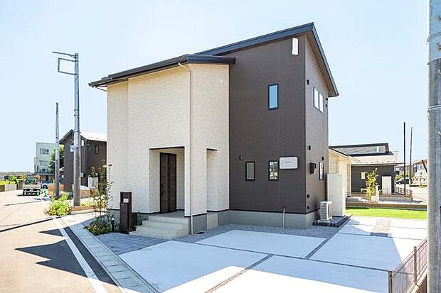 【Ｎｏ.14】
販売価格（税込）/3350万円
敷地面積/209.01m2（63.22坪）
建物面積/104.74m2（31.62坪）
長期優良住宅/太陽光発電システム/おひさまエコキュート