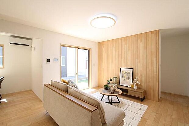 【Ｎｏ.14】
木のぬくもりあふれるリビング。ウッド調のアクセントクロスを用いてナチュラルでやさしい雰囲気に仕上げています。