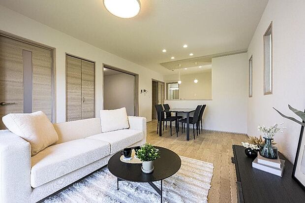 No.8
LDK一体型のレイアウトで、開放感あふれる暮らしを実現。家族が自然と集まる居心地のよい住まいです。