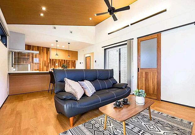 【リビング】【No.39モデルハウス(販売中)】
平屋モデルハウス
木目の勾配天井が開放感あふれるLDK。