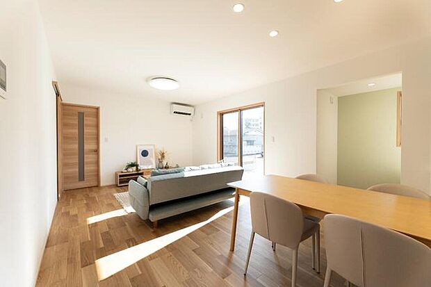 【リビング】【No.11】
陽光が集う心地よいリビング。家族との会話も弾みそうです。