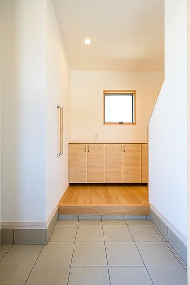 【玄関】【No.14】
玄関は土間続でベビーカーなどが置けるスペースもあり、シューズボックスにもたくさん収納可能です。
