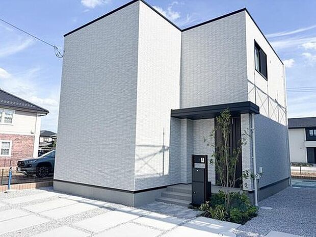 【現地外観写真】No.3(鉄の家)
販売価格(税込)/3980万円
敷地面積/182.19m2(55.11坪)
建物面積/104.06m2(31.47坪)