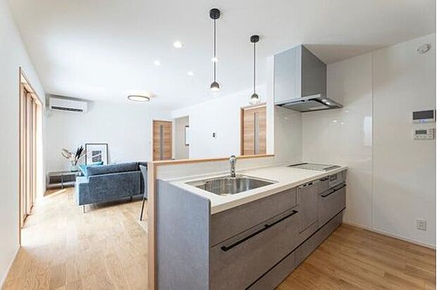 【キッチン】No.5
使いやすさにこだわったキッチンは、収納も充実。自然と家事がはかどり、家族の時間が増える空間です。