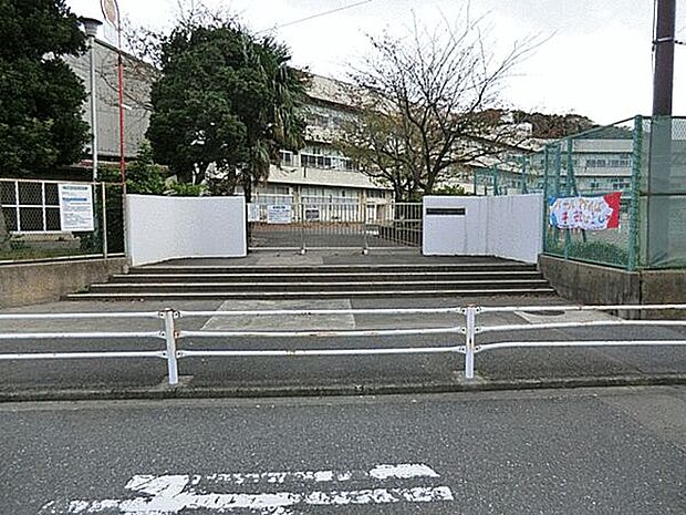 横浜市立釜利谷東小学校まで923m