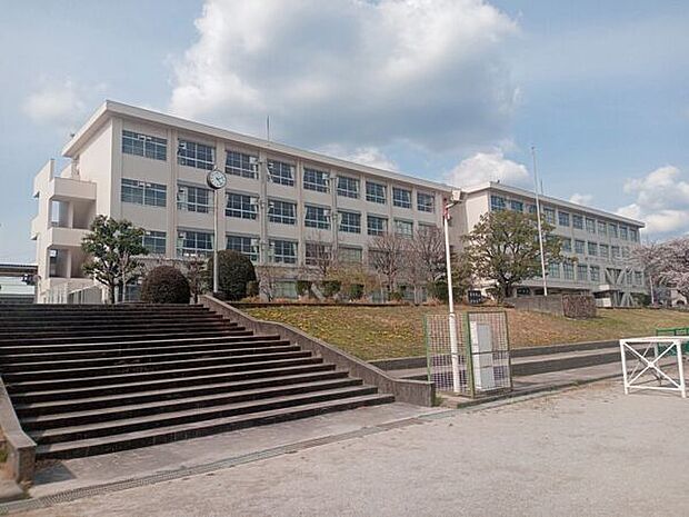 春日井市立高森台中学校まで1377m