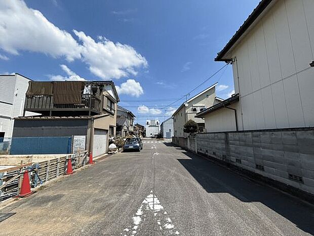 【前面道路】前面道路も8mなので、お車の運転が苦手な方でもスムーズに出し入れができます。ご見学希望、詳細情報についてはお気軽にお問い合わせください♪