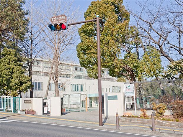 川崎市立富士見台小学校(約374m)