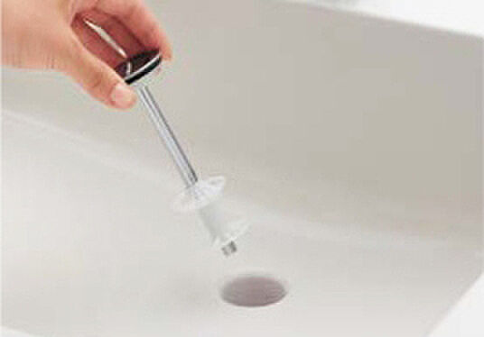 【YKKAP「ピタットキー」】ハンドルボタンにタグキーを近づけて施開錠。専用アプリをインストールすれば、スマートフォンを鍵として利用することもできます。