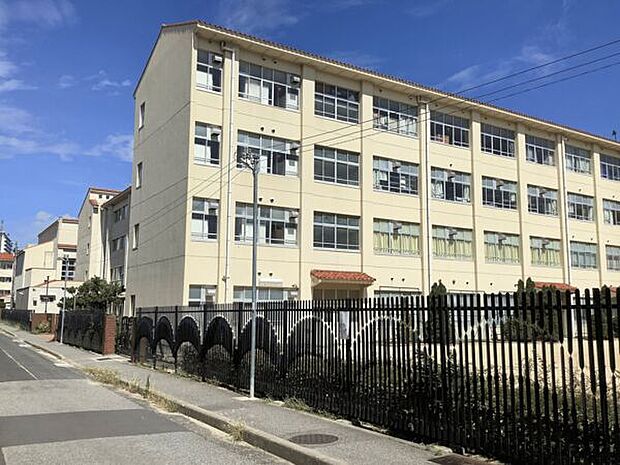 神戸市立本庄中学校(約615m)