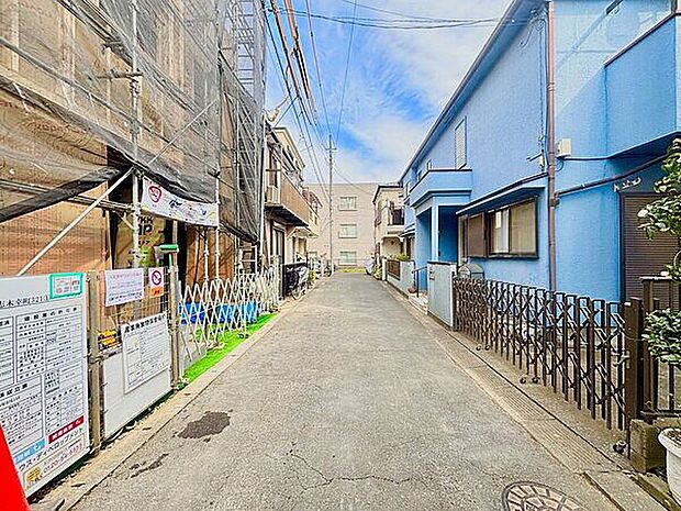 【前面道路】周辺には新座団地中央公園(830m)もあるので、休日は公園でリフレッシュするのもいいかもしれません。現地をご覧いただきながら、住まいの夢をお聞かせください。