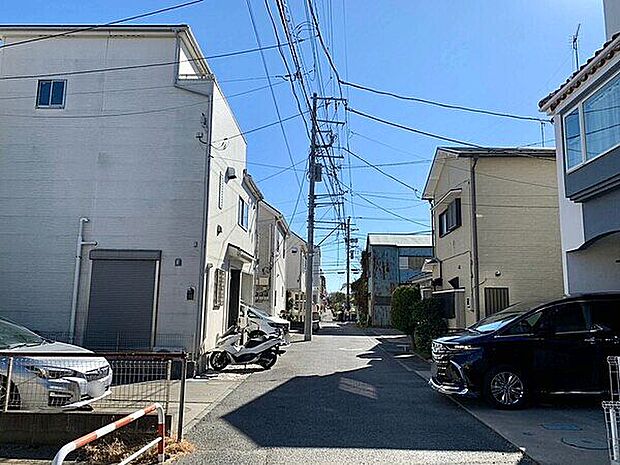 【前面道路】田島中学校まで徒歩1分(48m)と教育施設が近くにあり、お子様がいるご家庭には嬉しい住環境です。平日やお仕事帰りのご見学も、お気軽にご相談ください。