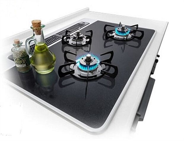 【キッチン「S-grade」(タカラスタンダード)】浄水器一体型水栓付のシステムキッチン。美しさと機能性を兼ね備えた薄型のレンジフード。スライド式の収納は奥のスペースまで有効に活用できます。