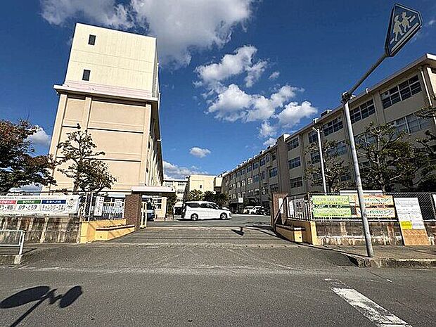 福岡市立三筑中学校(約896m)