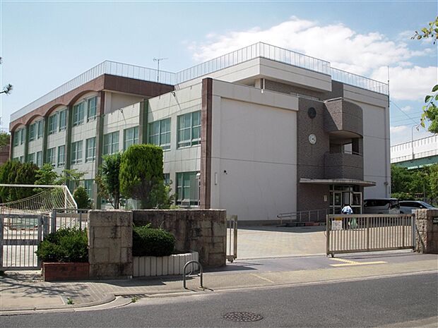 名古屋市立東港中学校(約1,246m)