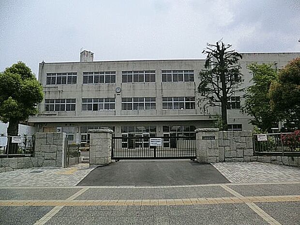 さいたま市立与野西中学校(約535m)