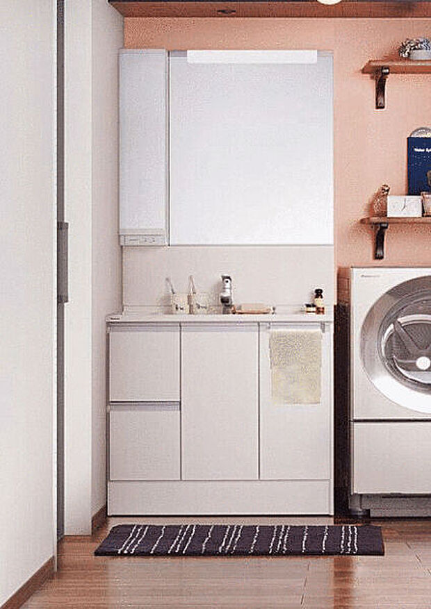 【洗面化粧台「シーライン」】水栓を引き出して使える、お掃除に便利な洗面化粧台。洗面台下には収納を備えています。