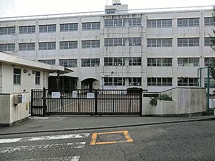横浜市立南希望が丘中学校 902m