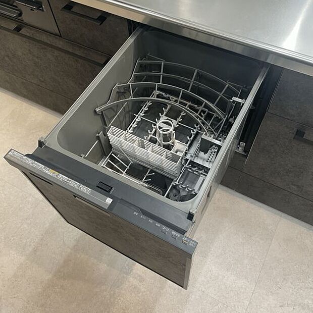 【レンジフード】スリムでスッキリしたデザイン。凹凸の少ないフラットな内面形状で、お手入れもかんたんです。