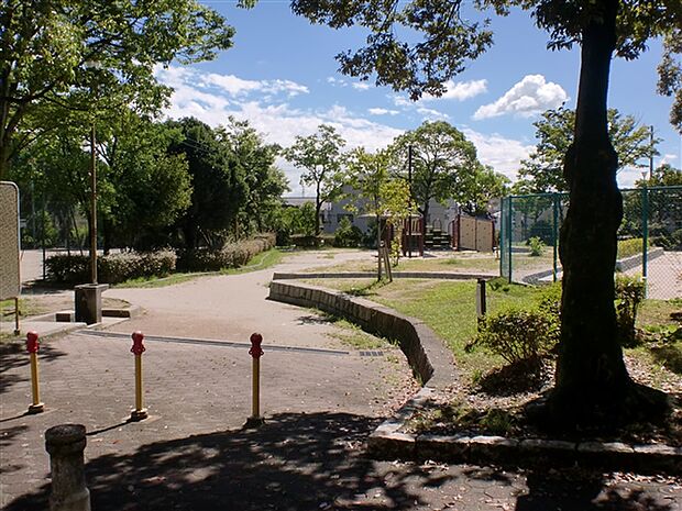 西山中公園(約532m)