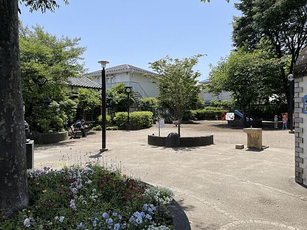 杉並区立高井戸第四小学校(約827m)